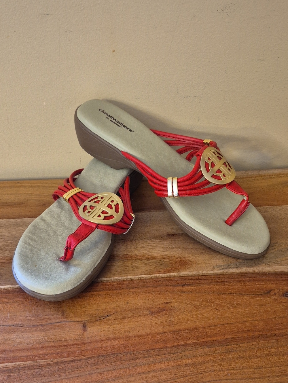 Cloudwalkers by Avenue Red Women's Thong Sandals with Gold Medallion - Sz. 10